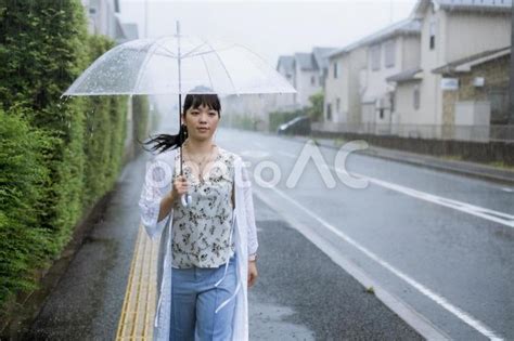 雨の中を傘をさして歩く女性 No 24860331｜写真素材なら「写真ac」無料（フリー）ダウンロードok