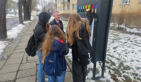 Wyglądają jak maszyny z cukierkami Nowe pojemniki na elektrośmieci w