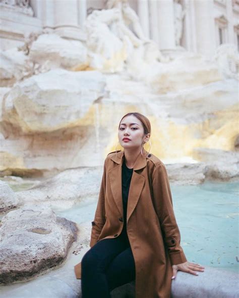 Hot girl khoe ảnh du lịch châu Âu ai cũng muốn mượn background để sống ảo ngay lập tức