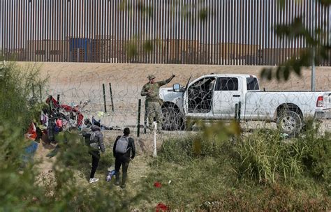 Migrantes quedan varados en la frontera de México EU con temperaturas