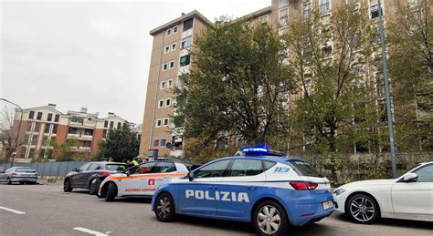 Milano Marito Uccide La Moglie Con Una Coltellata Al Torace E Chiama I