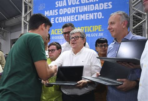 João Azevêdo assina ordens de serviço e entrega obras na audiência do