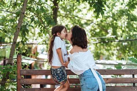 Photo Libre De Droit De Jeune Maman Baise Sa Fille Dans Le Parc Banque