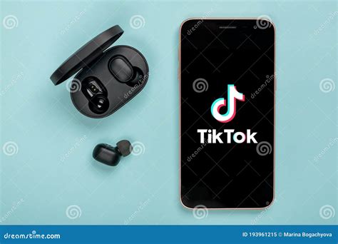 Logotipo Del Icono De Aplicación De Tik Tok Para Smartphone En Pantalla