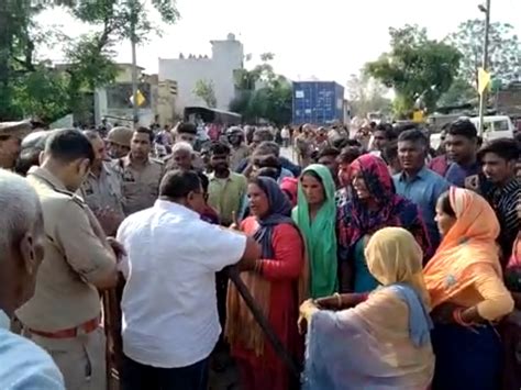 Angry Relatives Blocked The Road The Police Pacified The People By Persuading Them बिजनौर में