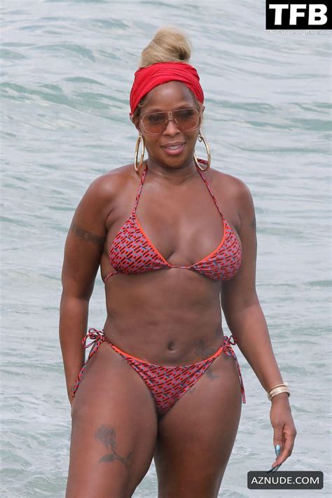 Mary J Blige Sexy Seen Showing Off Her Curves In A Bikini At The Beach In Miami Aznude