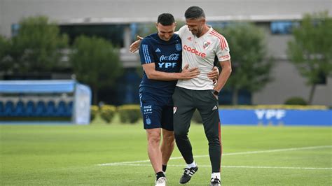 Demichelis lo mira con atención la joya de la Selección Argentina que