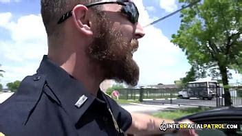 Sexy EBONY THUG aplastando a DOS policías SIN PELO en el vestuario XVIDEOS