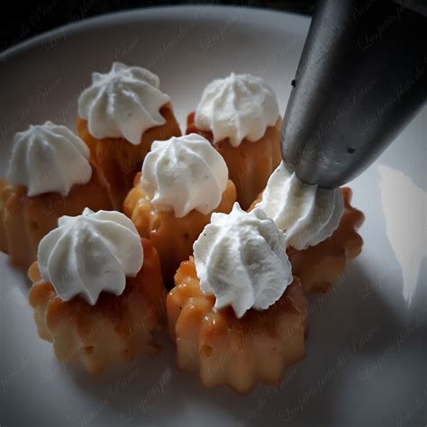 Mini babas au rhum et chantilly à la vanille