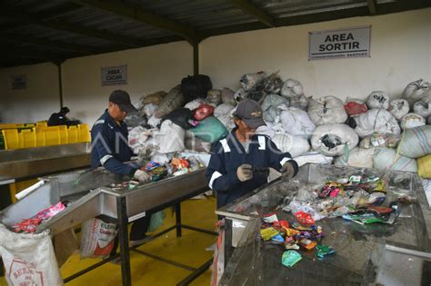 Daur Ulang Sampah Plastik Menjadi Produk Bernilai Ekonomi ANTARA Foto