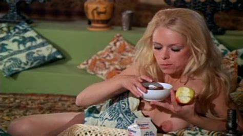 Naked Birte Tove in Romantik på sengekanten