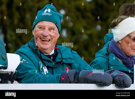 Oslo King Harald Pendant Le Saut Ski Pour Hommes Au Festival