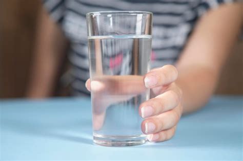 Mujer Sosteniendo Un Vaso De Agua Foto Premium