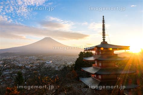 山梨県富士吉田市 秋の新倉山浅間公園から見る夕暮れの富士山と忠霊塔の写真素材 210186540 イメージマート