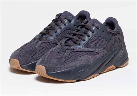 all black yeezy 700 fast shipping