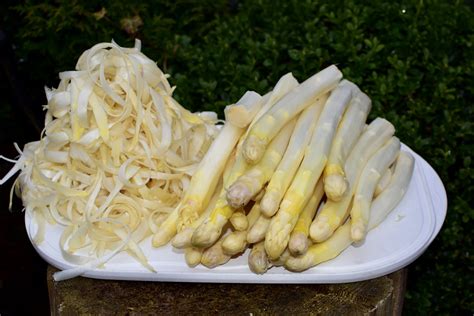 Frischer Spargel mit Entenschinken und gebackene Göttinger mit Erdäpfel