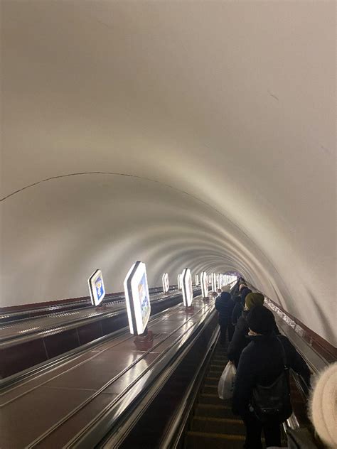 Создать мем "метро эскалатор, адмиралтейская метро эскалатор, санкт ...