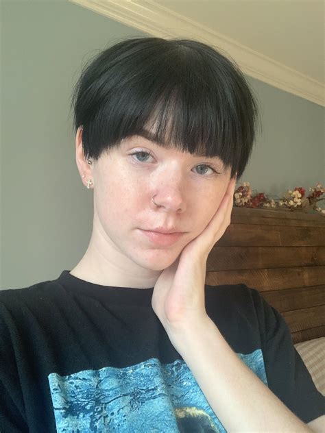 It S Been Way Too Hot To Wear Makeup R Shorthairedhotties