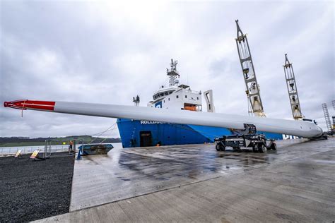 First Turbine Blades For Nng Offshore Wind Farm Arrive In Dundee