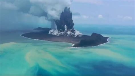 Un tsunami afectó a Tonga tras una gigantesca erupción volcánica en el