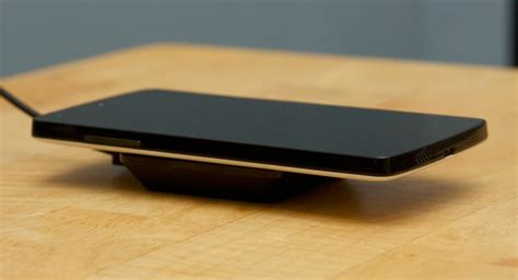 Беспроводной зарядке в iPhone быть. Ждем в следующем году