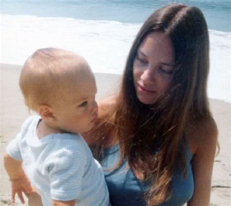 Angelina Jolie Wiht Her Mother Marcheline Bertrand On The Beach 1979