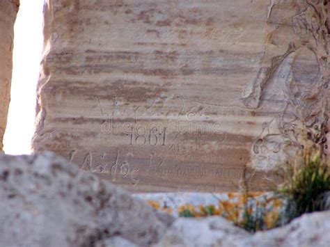 Graffiti En El Templo De Posidon En Una Sopa De Capa Foto De Archivo