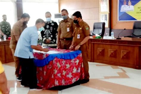 Pemkab Serahkan Bantuan Keuangan Sembilan Parpol Di Bartim ANTARA