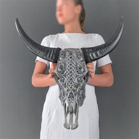 Skull Art - Large, authentic hand carved grey buffalo skull - Catawiki