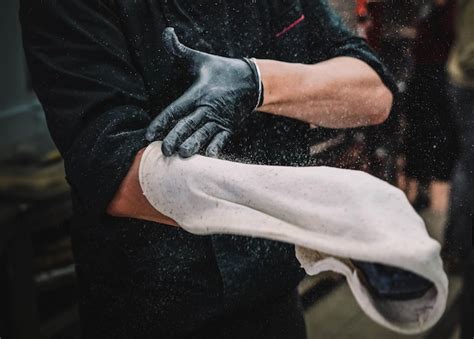 Preparaci N De Una Pizza Casera Al Estilo Italiano Por Un Especialista