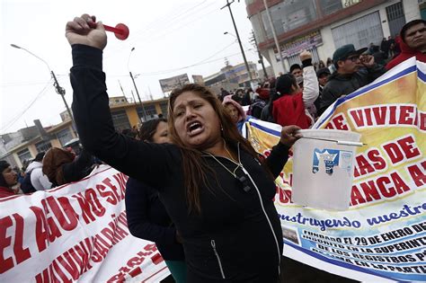 Vecinos Bloquean Av T Pac Amaru En Carabayllo Exigiendo Agua Potable Y