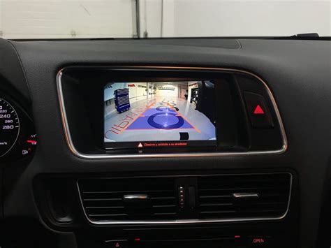 Interface Cámara Trasera con líneas de guiado en un Peugeot 5008