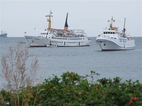 Atlantis Und Funnygirl Liegen Vor Helgoland Auf Reede