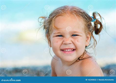 Fille Mignonne D enfant En Bas âge Sur Le Fond De Mer Photo stock