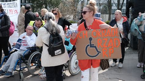 Pójdą w kondukcie pogrzebowym bo czują się zmanipulowani przez rząd