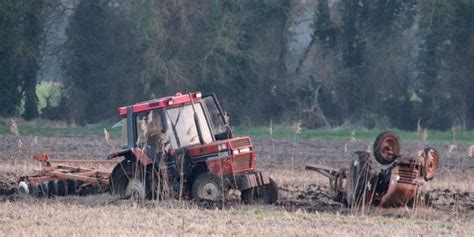 Charente Maritime Un Retrait Meurt Cras Par Son Tracteur