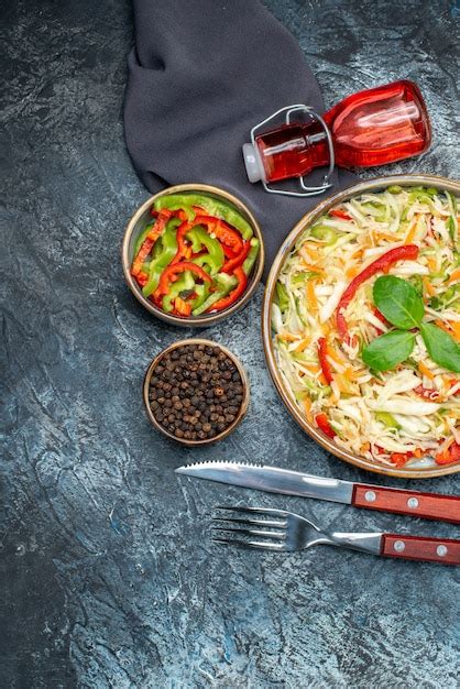 Vista Superior De Uma Saborosa Salada De Vegetais Em Superf Cie Escura