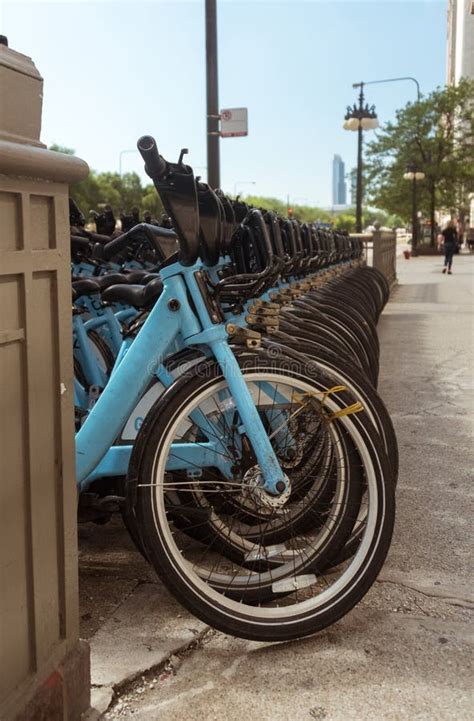 Bicicletas Del Alquiler De La Ciudad Parqueadas En La Calle De Chicago