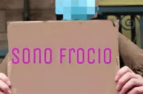 Omofobia A Sora Studenti Modificano Cartello Di Un Compagno Con La Scritta Sono Fr Cio Gay It