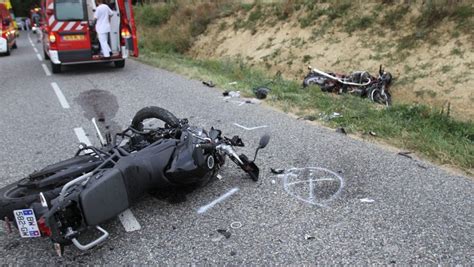 Pessan Violent Choc Frontal En Ligne Droite Entre Deux Motards