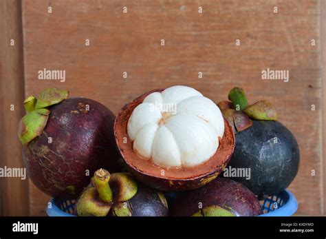 mangosteen peel out Stock Photo - Alamy