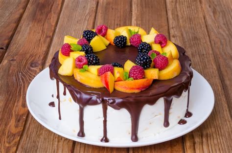 Pastel De Mousse De Vainilla Con Duraznos Y Glaseado De Chocolate