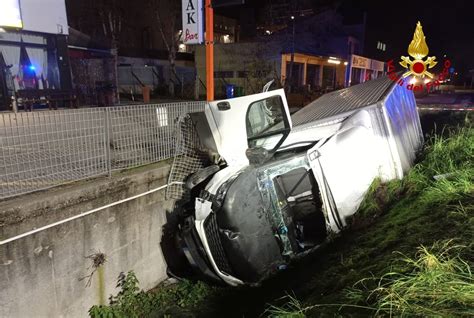 Incidente Stradale Furgone Esce Di Strada E Finisce Nel Fossato Morto