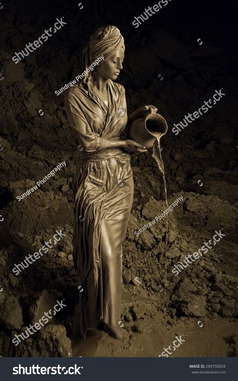 imágenes de Woman naked mud Imágenes fotos y vectores de stock Shutterstock