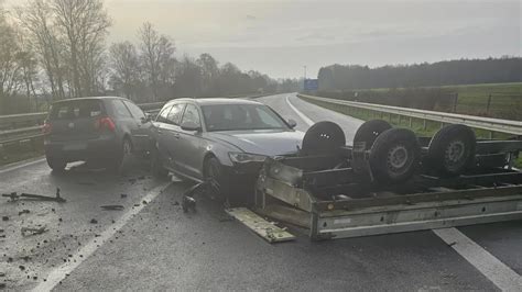 Unfall auf der A28 Drei Personen nach Zusammenstoß leicht verletzt