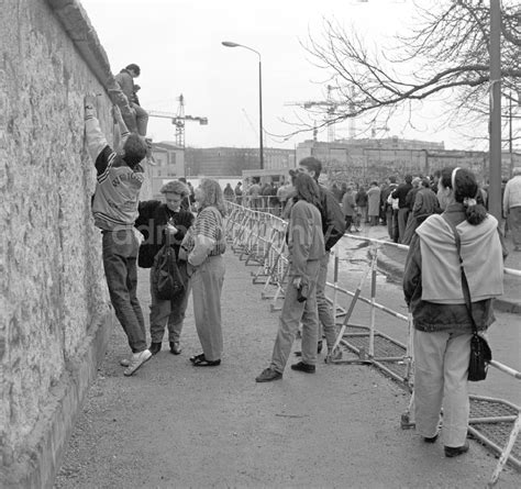 DDR Fotoarchiv Berlin Abriß der Mauer Mauerspecht bei der Arbeit