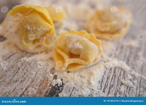 Pastas Tradicionales Italianas De Tortellini Con Huevos Foto De Archivo