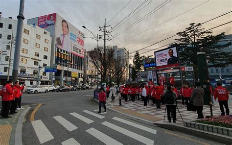 写真 2ページ目4年ぶりの韓国総選挙で「親日」大統領が大ピンチ 野党に「独裁」と責められ、“美人妻”もブランドバッグのスキャンダル