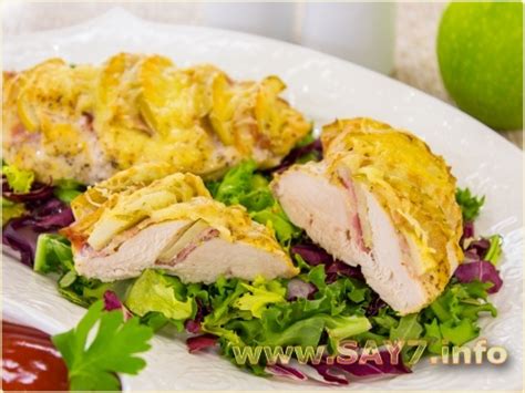Куриное филе, запеченное с беконом и яблоками
