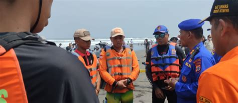 Tiga Pelajar Terseret Ombak Di Pantai Parangtritis Satu Orang Masih